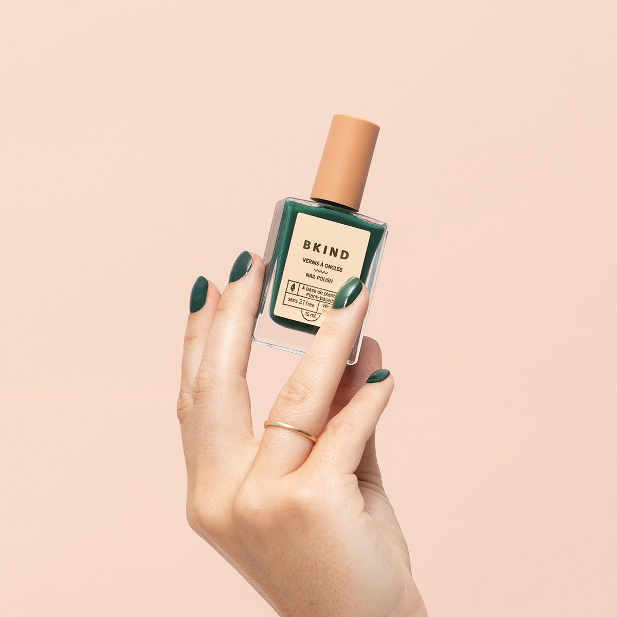 Vernis Gems dans une main BKIND nail polish in a hand