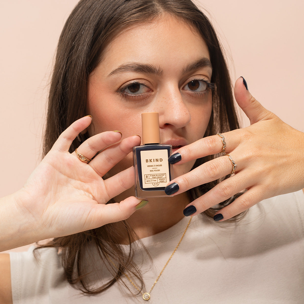 vernis mingle avec modèle BKIND nail polish with model