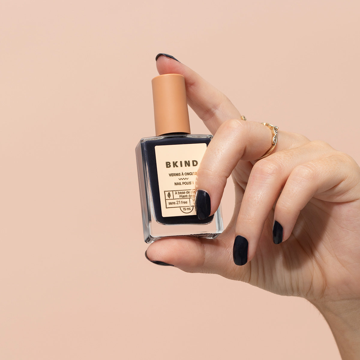 vernis mingle dans une main BKIND nail polish in a hand