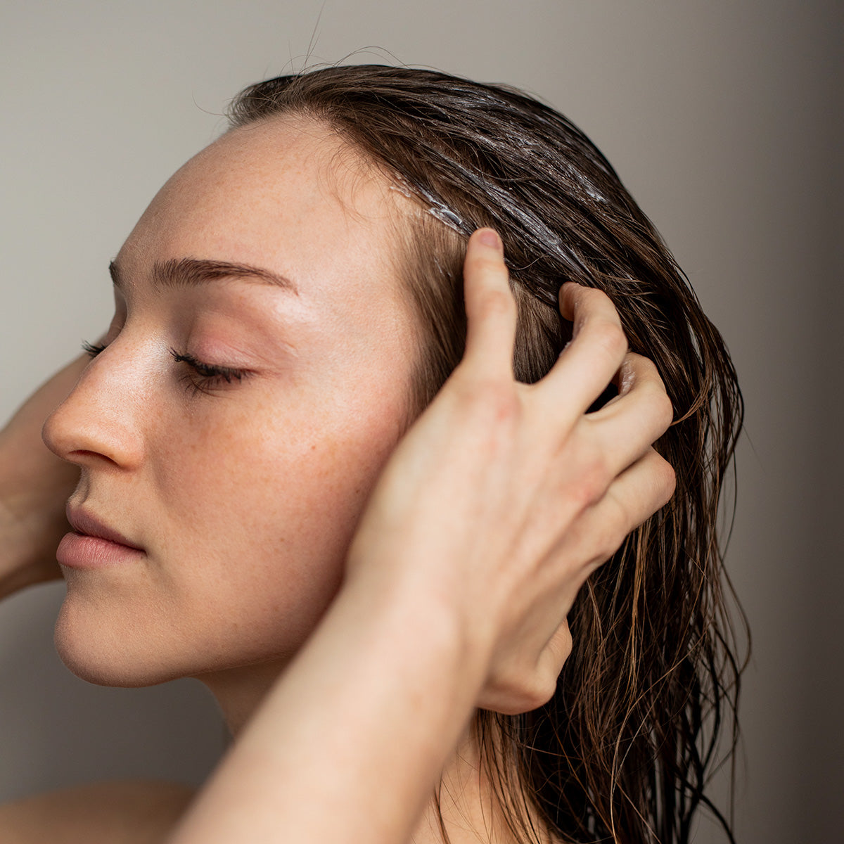 Masque exfoliant revitalisant pour cuir chevelu avec AHA